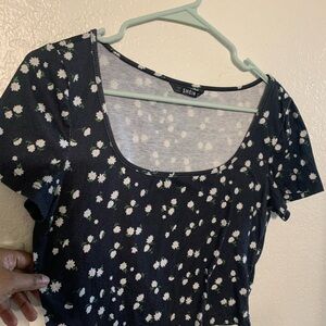 She in crop daisy top